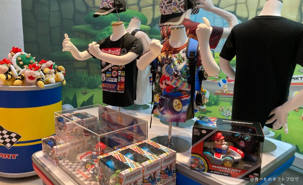 「マリオ・モーターズ」で売られているTシャツやおもちゃなど