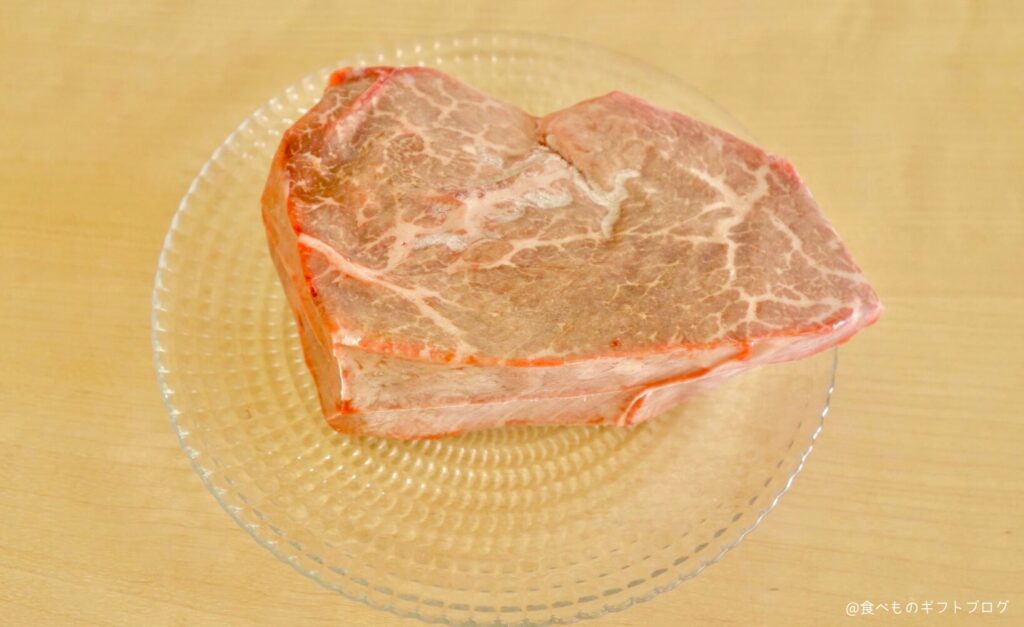 石井精肉店「ヒレテートステーキ」を真空パックから出してお皿にのせている