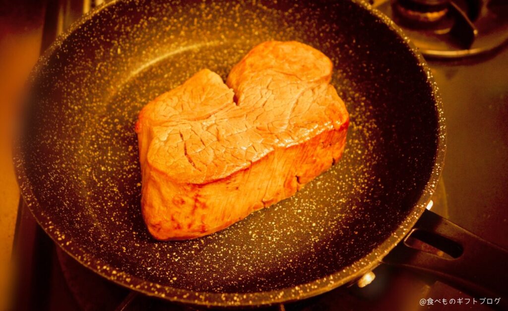 石井精肉店「ヒレテートステーキ」をフライパンで焼いている